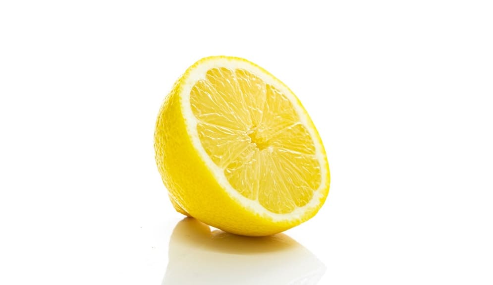 Utilizar jugo de limón para limpiar la mampara del cuarto de baño