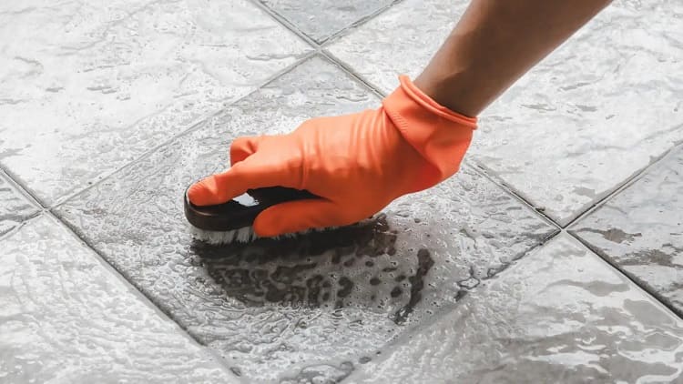 Limpiar las juntas del suelo con bicarbonato