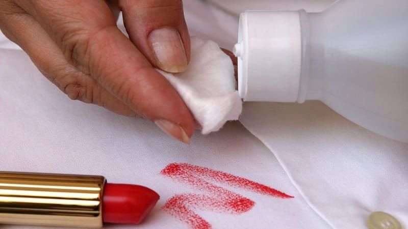 Quitaesmaltes para eliminar manchas de tinta en ropa