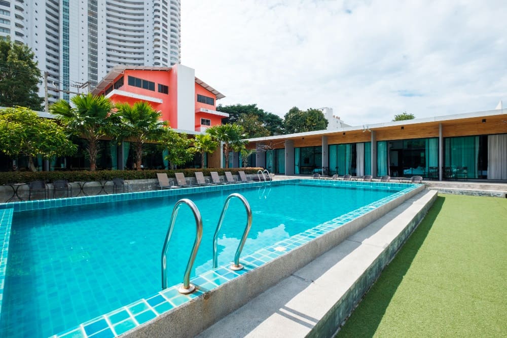 Limpieza de zonas comunes alrededor de la piscina en comunidades de vecinos