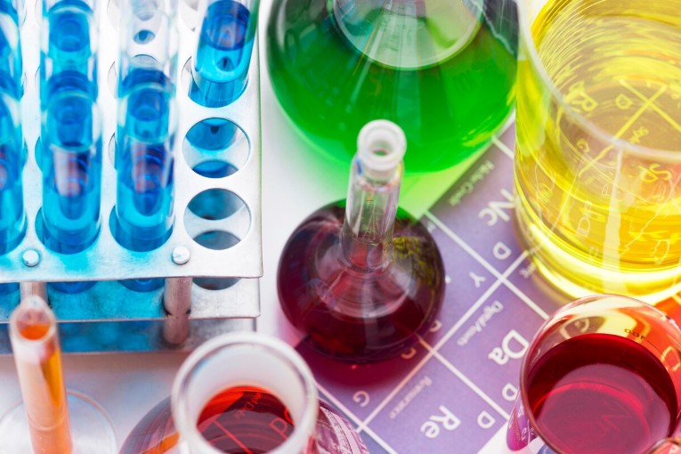 Productos químicos de limpieza industrial